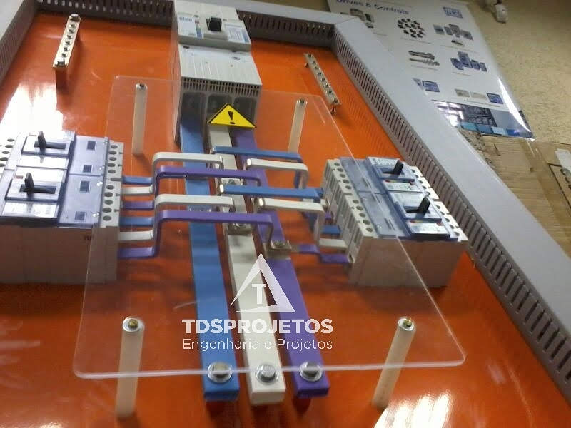 PAINEL DE DISTRIBUIÇÃO PARA BAIXA TENSÃO